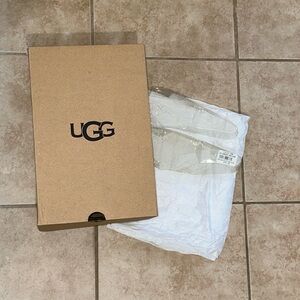 UGG Fluff Yeah Slides Shoe Box w UGG Tissue Paper & Shoe Holder’s